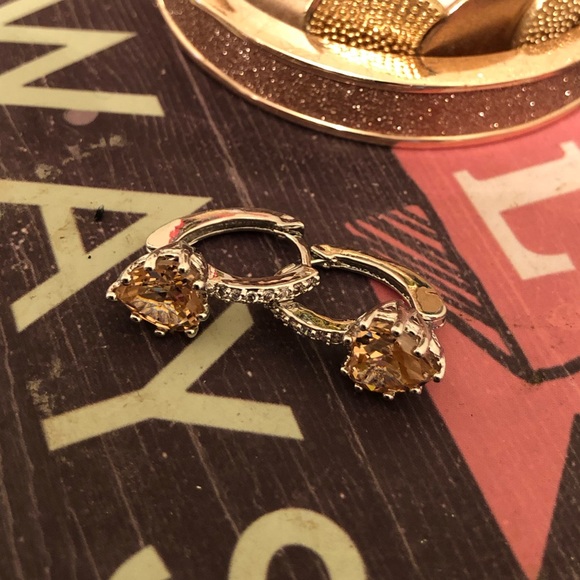 18K Heart Shaped Cubic Zirconia Champagne Hoop Ear - Picture 5 of 7